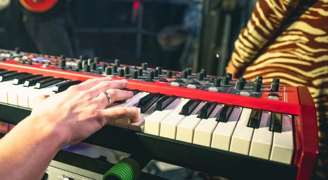 Handen die op een keyboard spelen