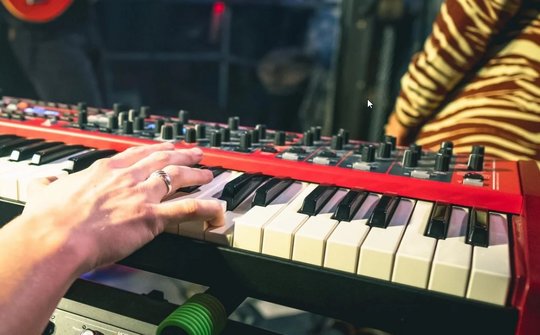 Handen die op een keyboard spelen