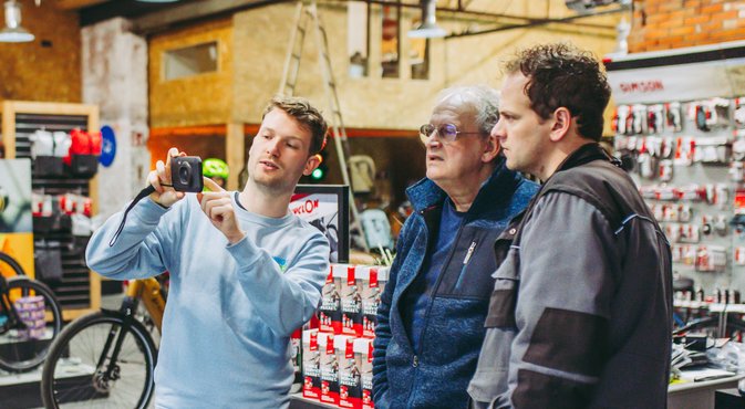 Foto met daarop drie heren die warmtescan bekijken