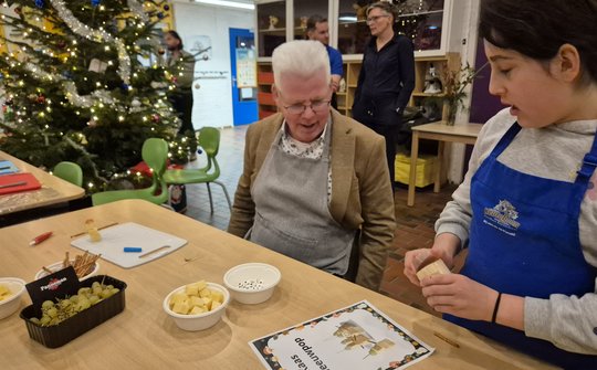 Wethouder Marc Verschuren en leerling basisschool Neuteboom