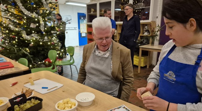 Wethouder Marc Verschuren en leerling basisschool Neuteboom