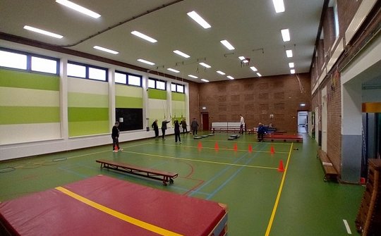 Foto van sporthal waar ouderen aan het sporten zijn